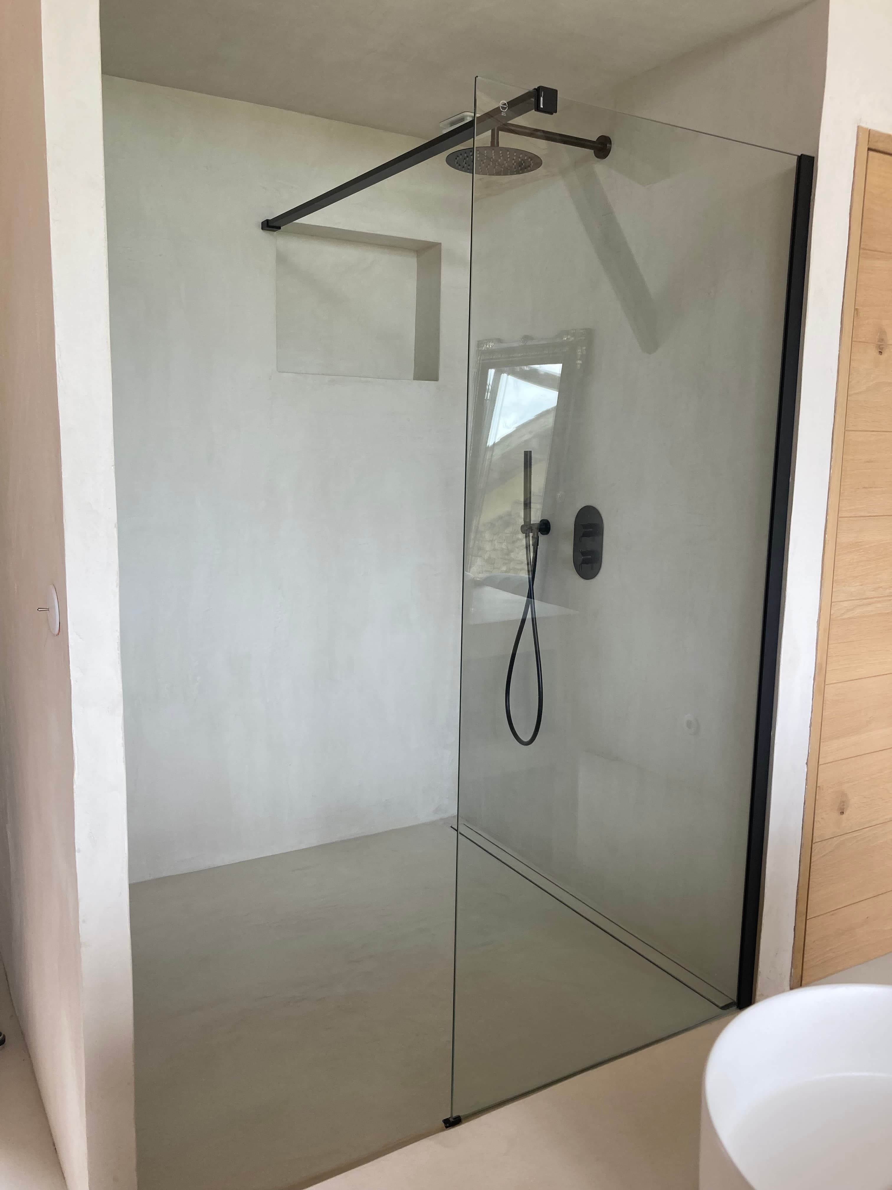 Cuisine ouverte sol béton ciré