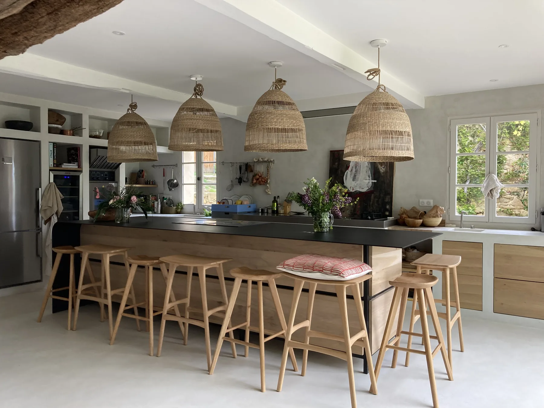Cuisine ouverte avec îlot et finitions minérales, réalisation d'Arminda