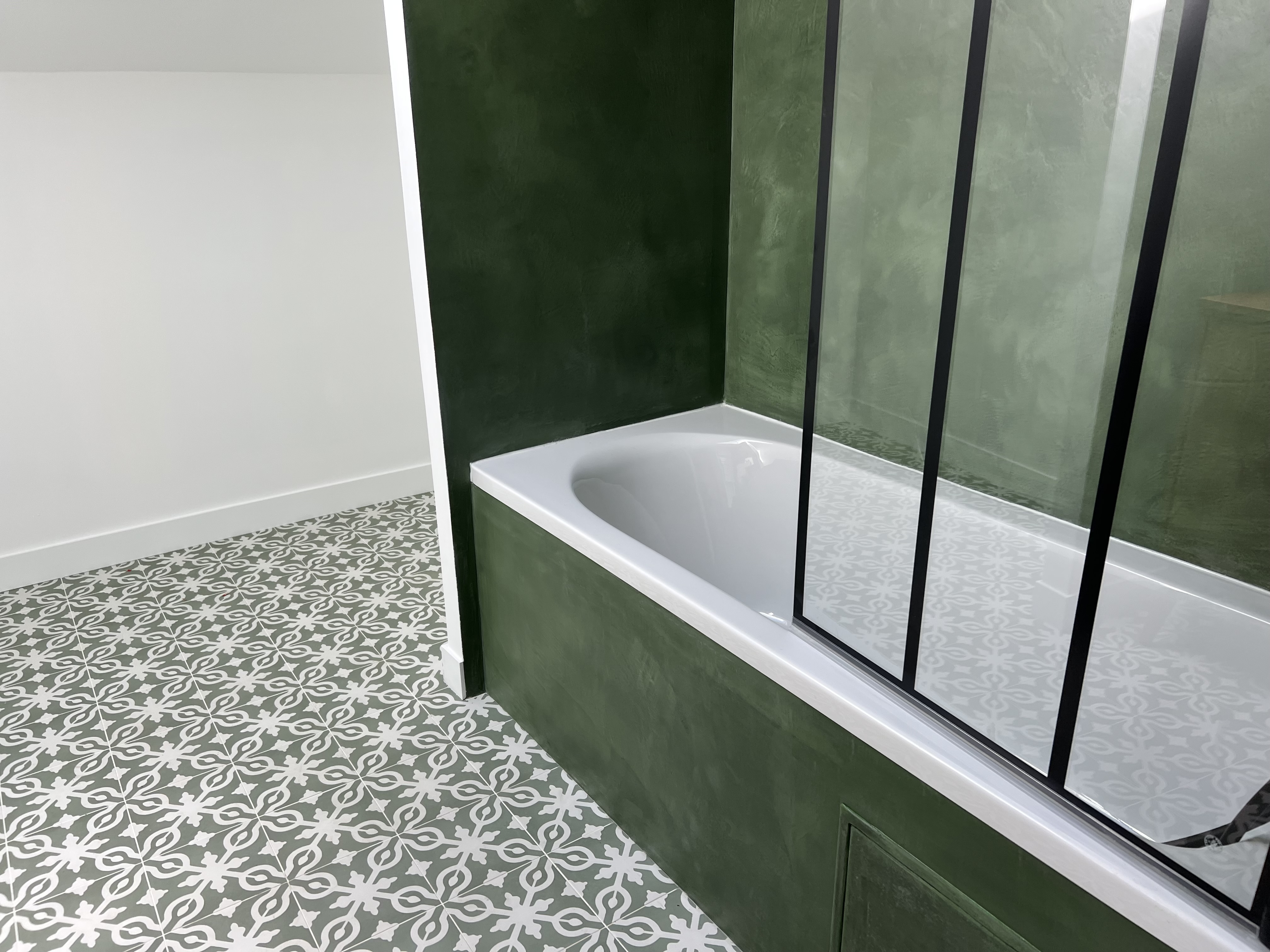 Baignoire habillée de béton ciré, réalisation d'Arminda